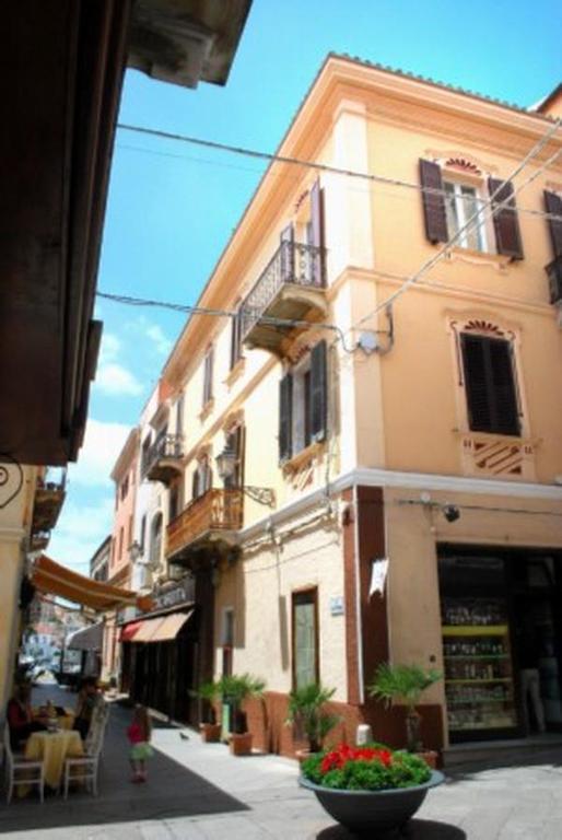 B&B Affittacamere Via Del Centro La Maddalena  Extérieur photo